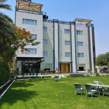 Hotel Three Seasons Vrindāvan Exteriör bild