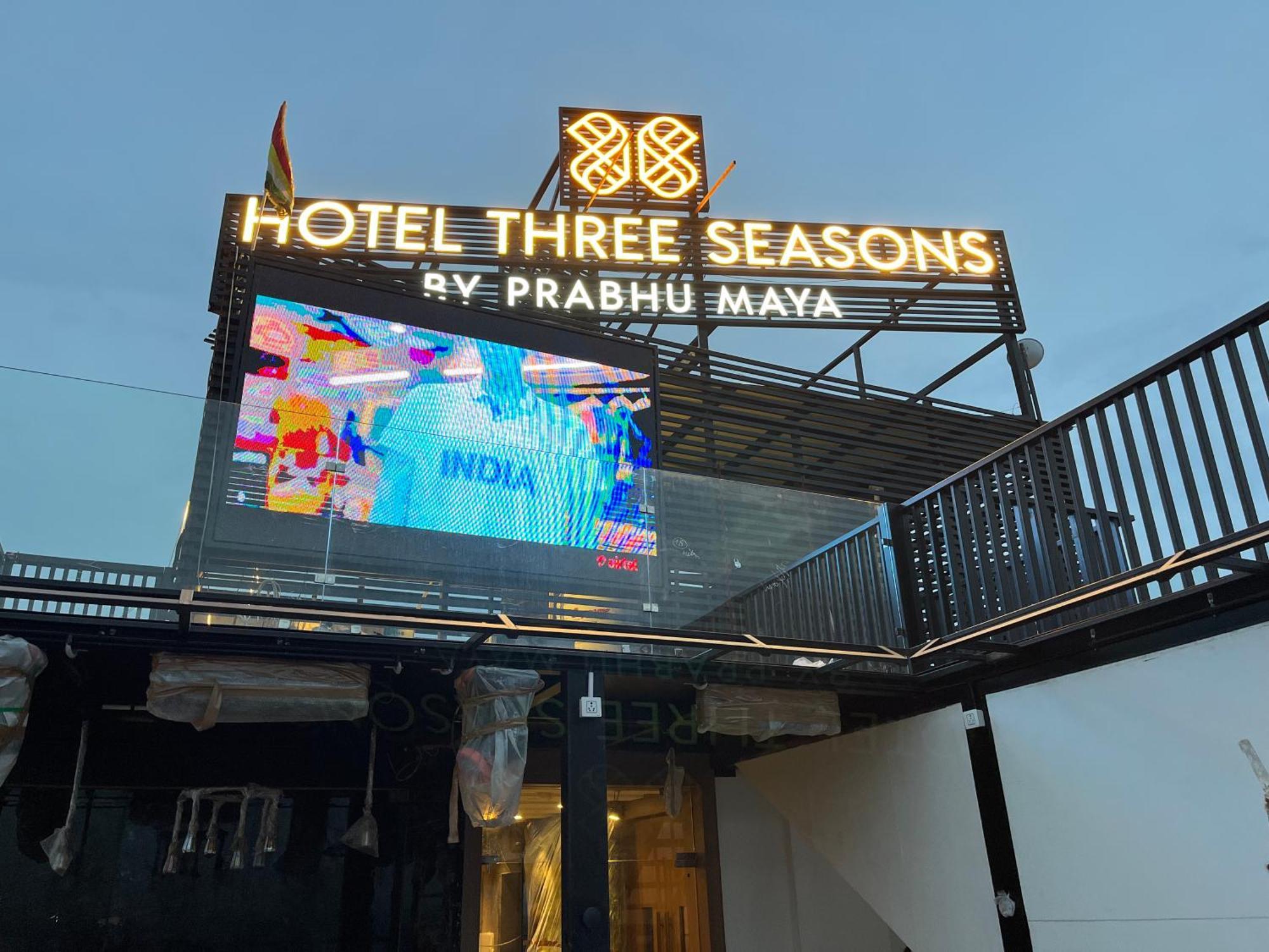 Hotel Three Seasons Vrindāvan Exteriör bild