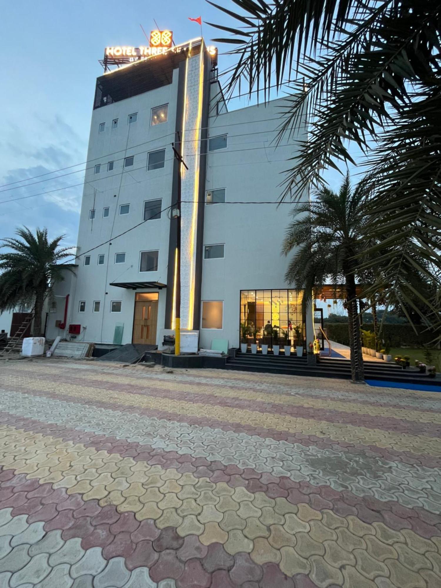 Hotel Three Seasons Vrindāvan Exteriör bild