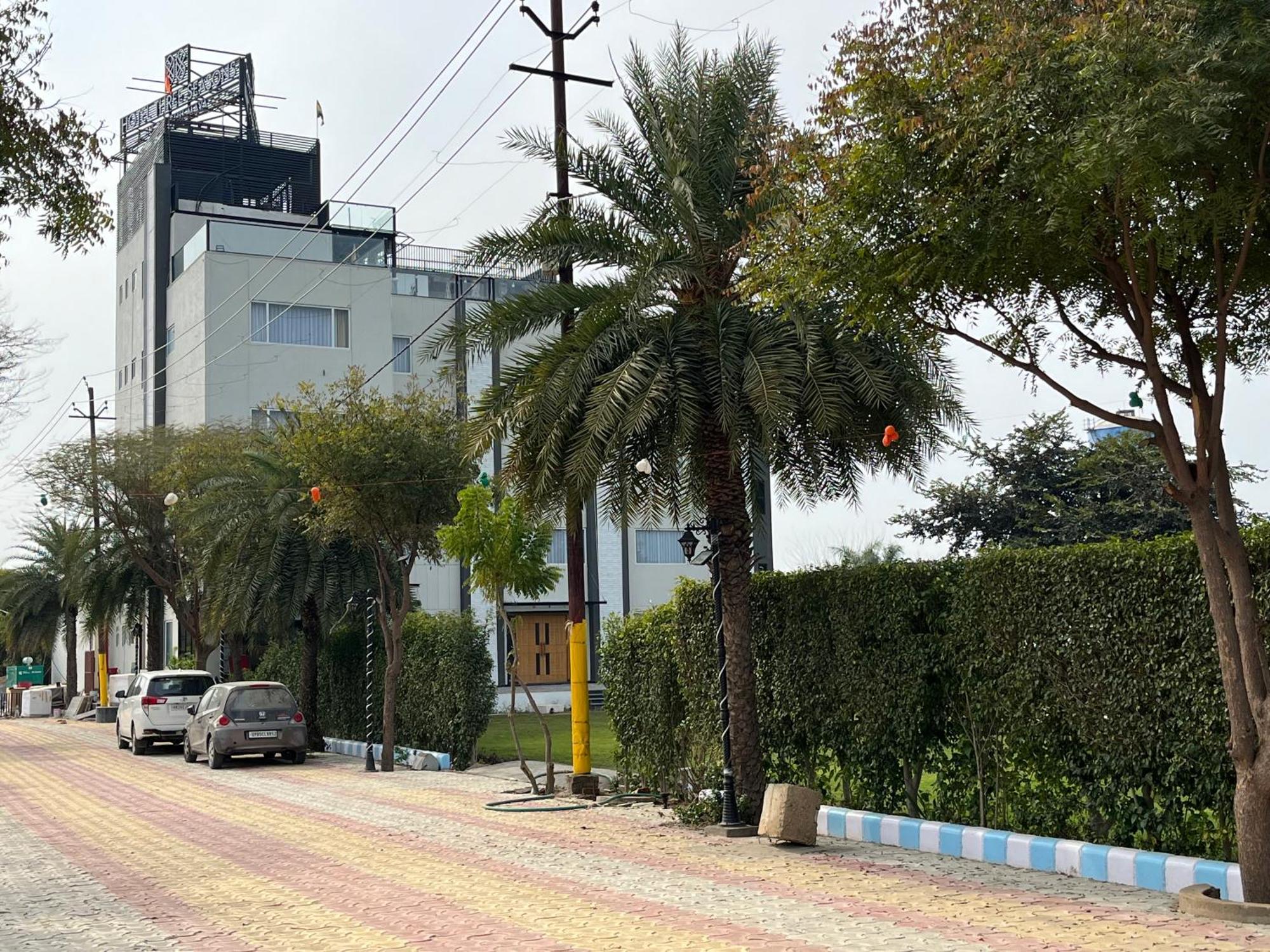 Hotel Three Seasons Vrindāvan Exteriör bild