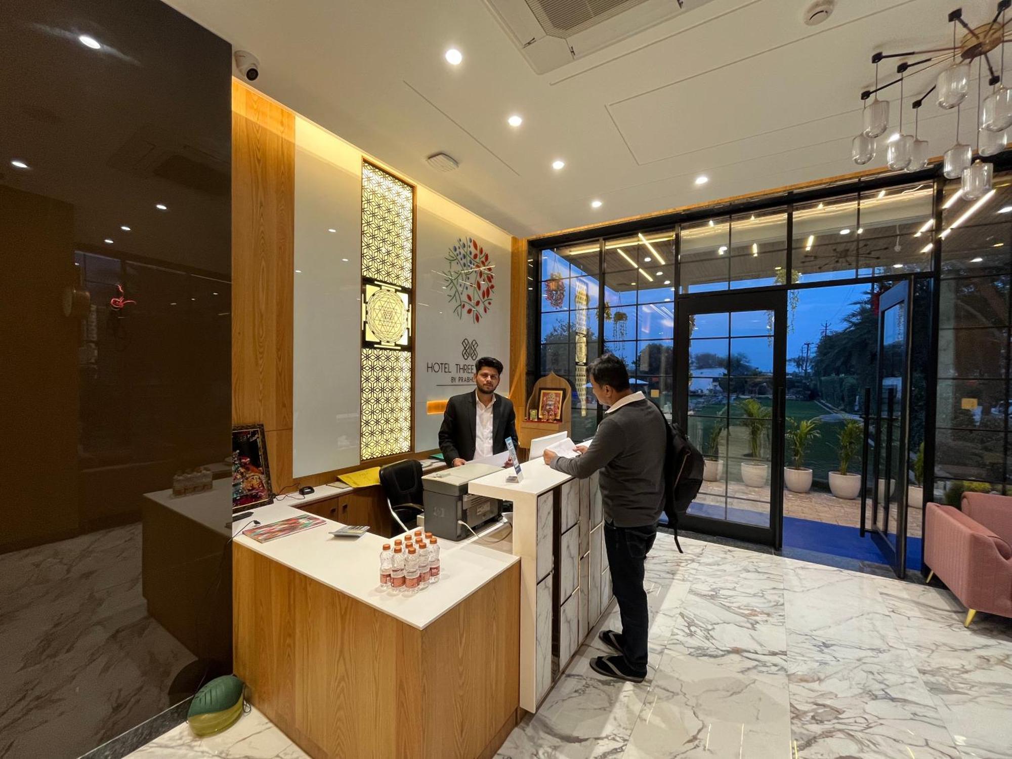 Hotel Three Seasons Vrindāvan Exteriör bild