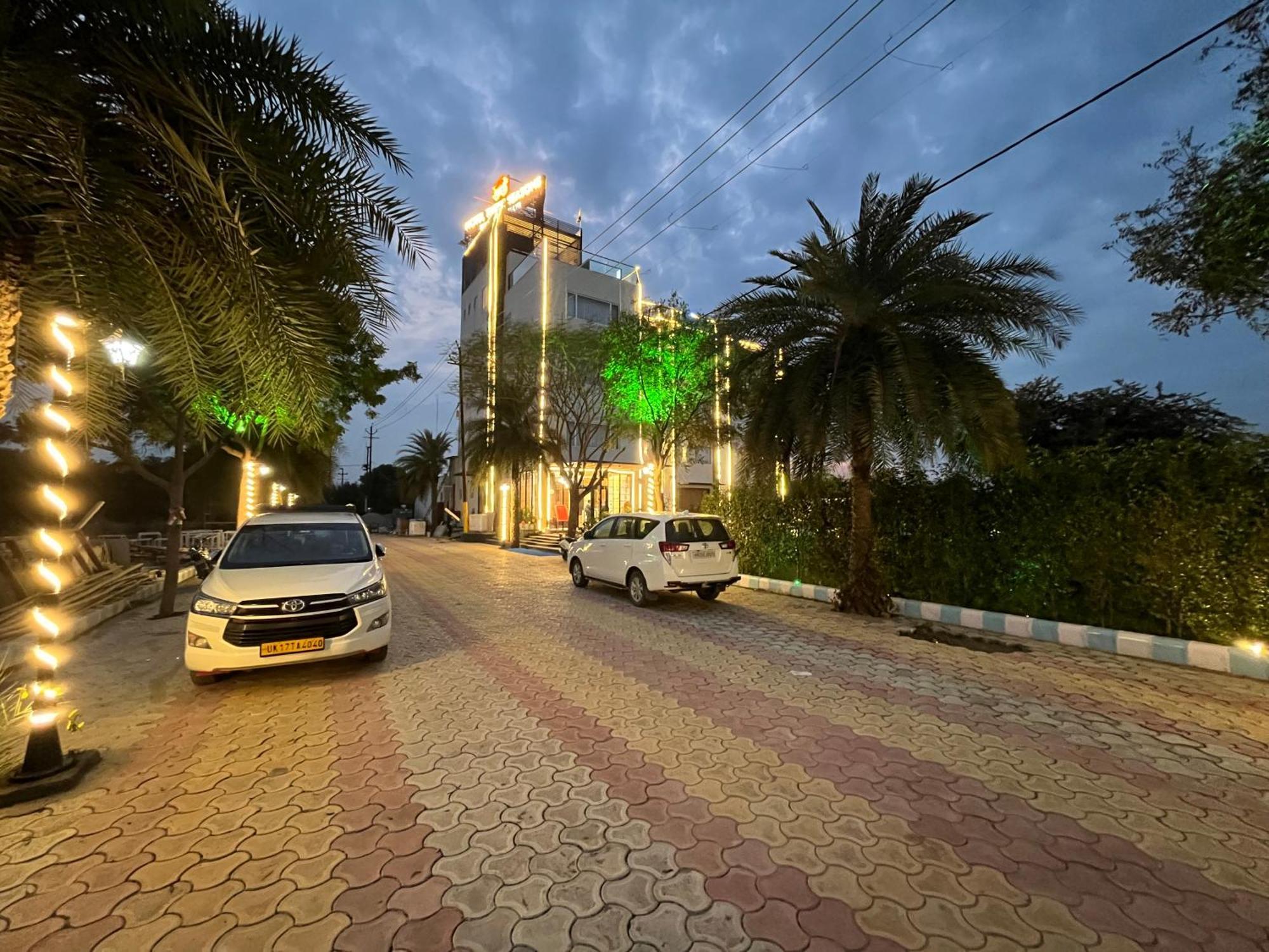 Hotel Three Seasons Vrindāvan Exteriör bild