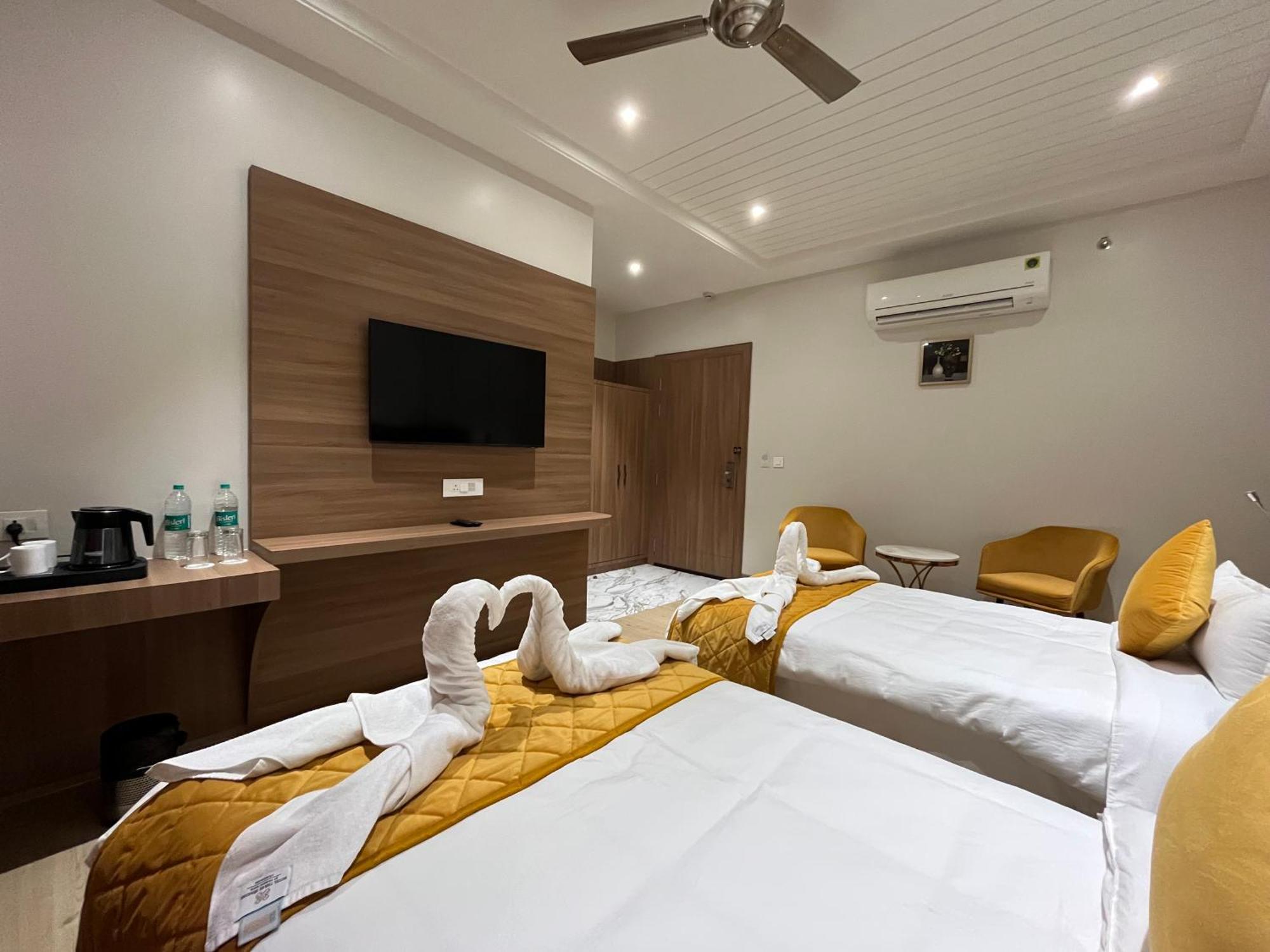Hotel Three Seasons Vrindāvan Exteriör bild