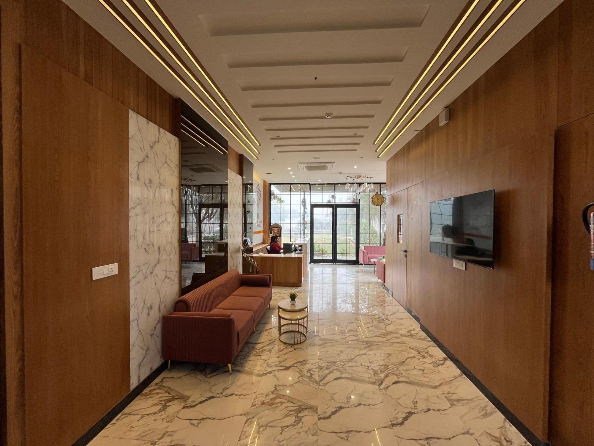 Hotel Three Seasons Vrindāvan Exteriör bild
