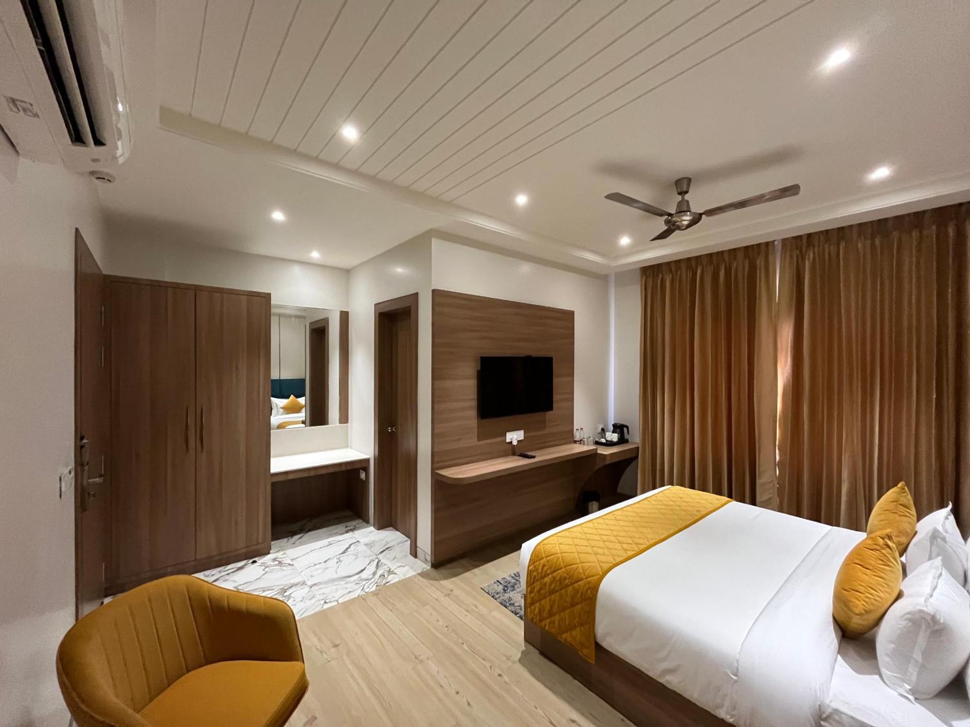 Hotel Three Seasons Vrindāvan Exteriör bild