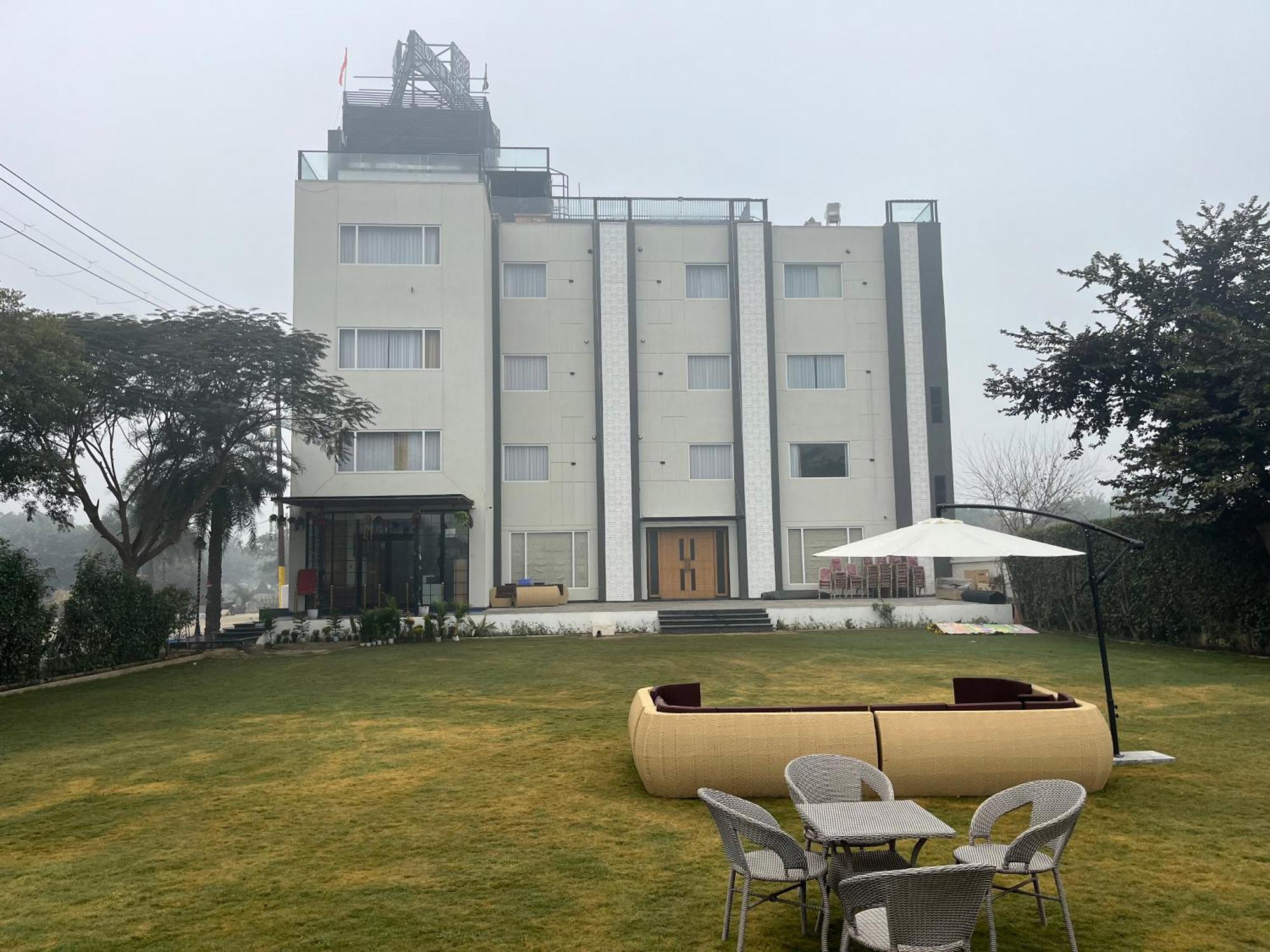Hotel Three Seasons Vrindāvan Exteriör bild