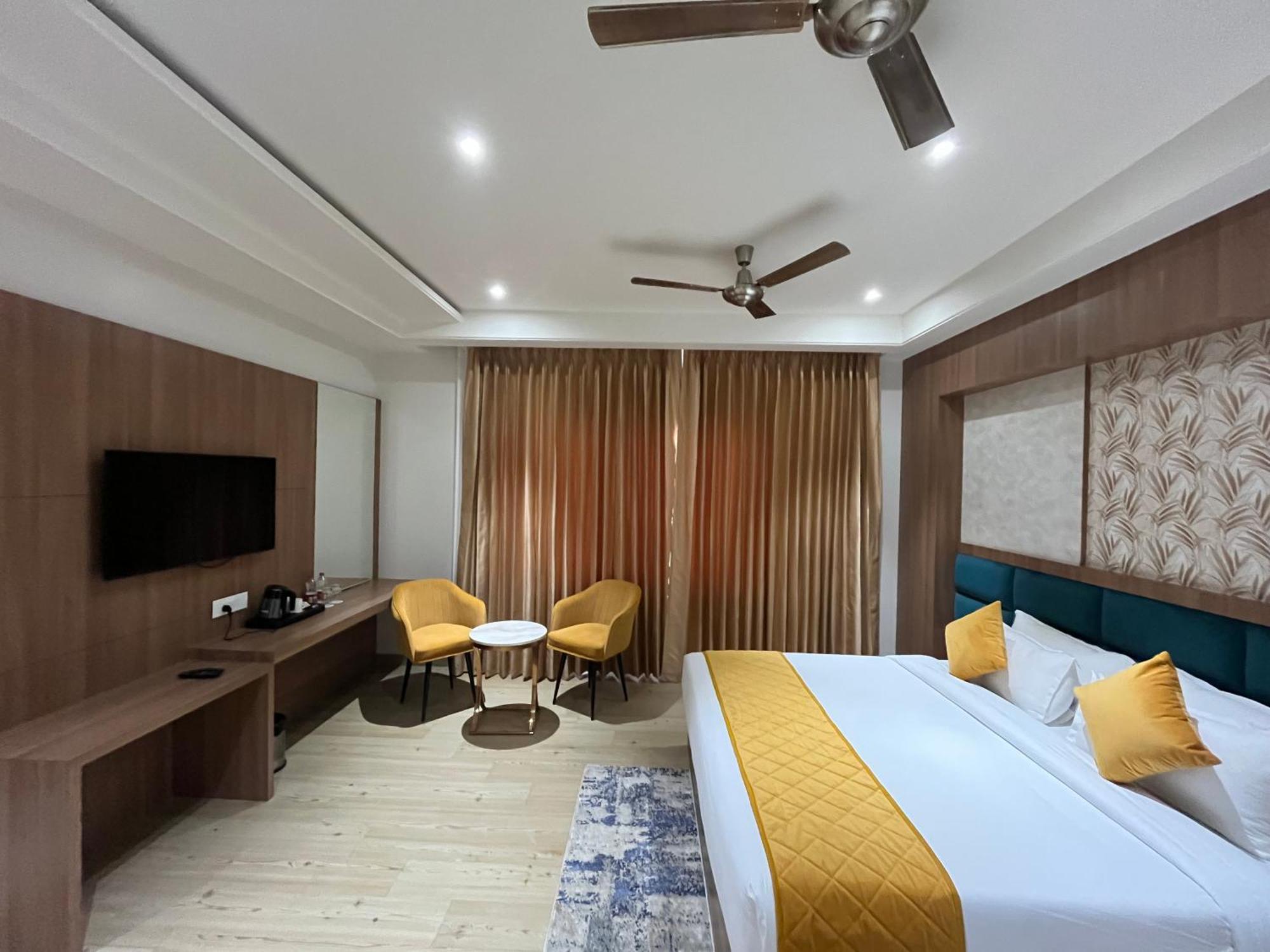 Hotel Three Seasons Vrindāvan Exteriör bild