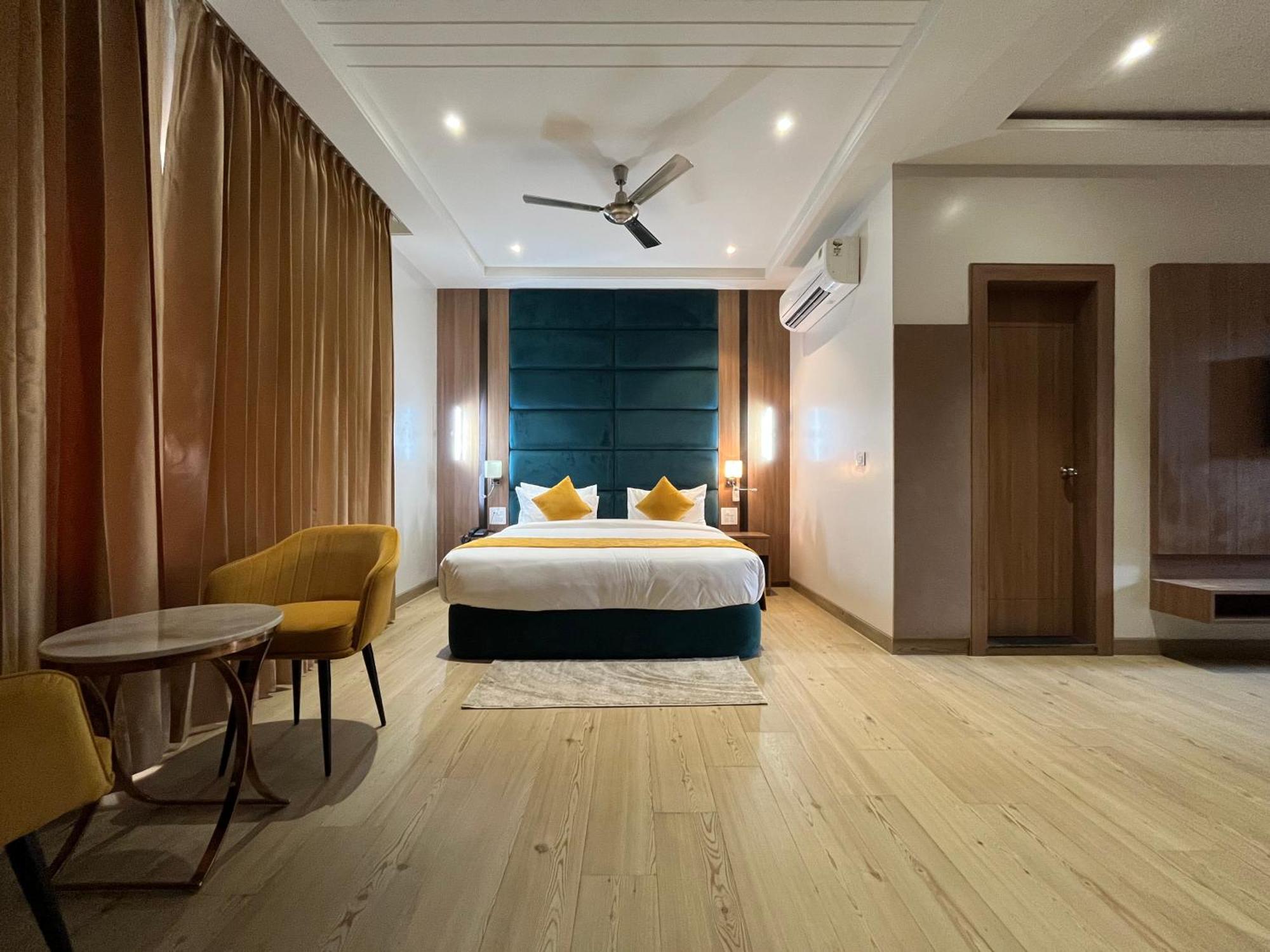 Hotel Three Seasons Vrindāvan Exteriör bild
