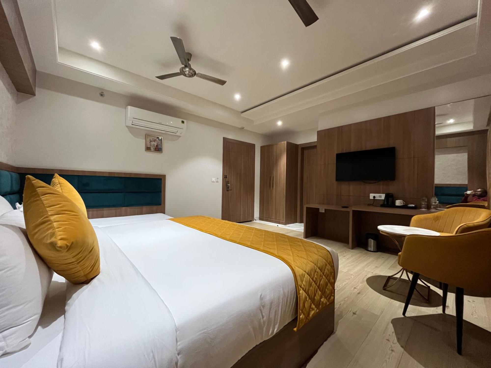 Hotel Three Seasons Vrindāvan Exteriör bild