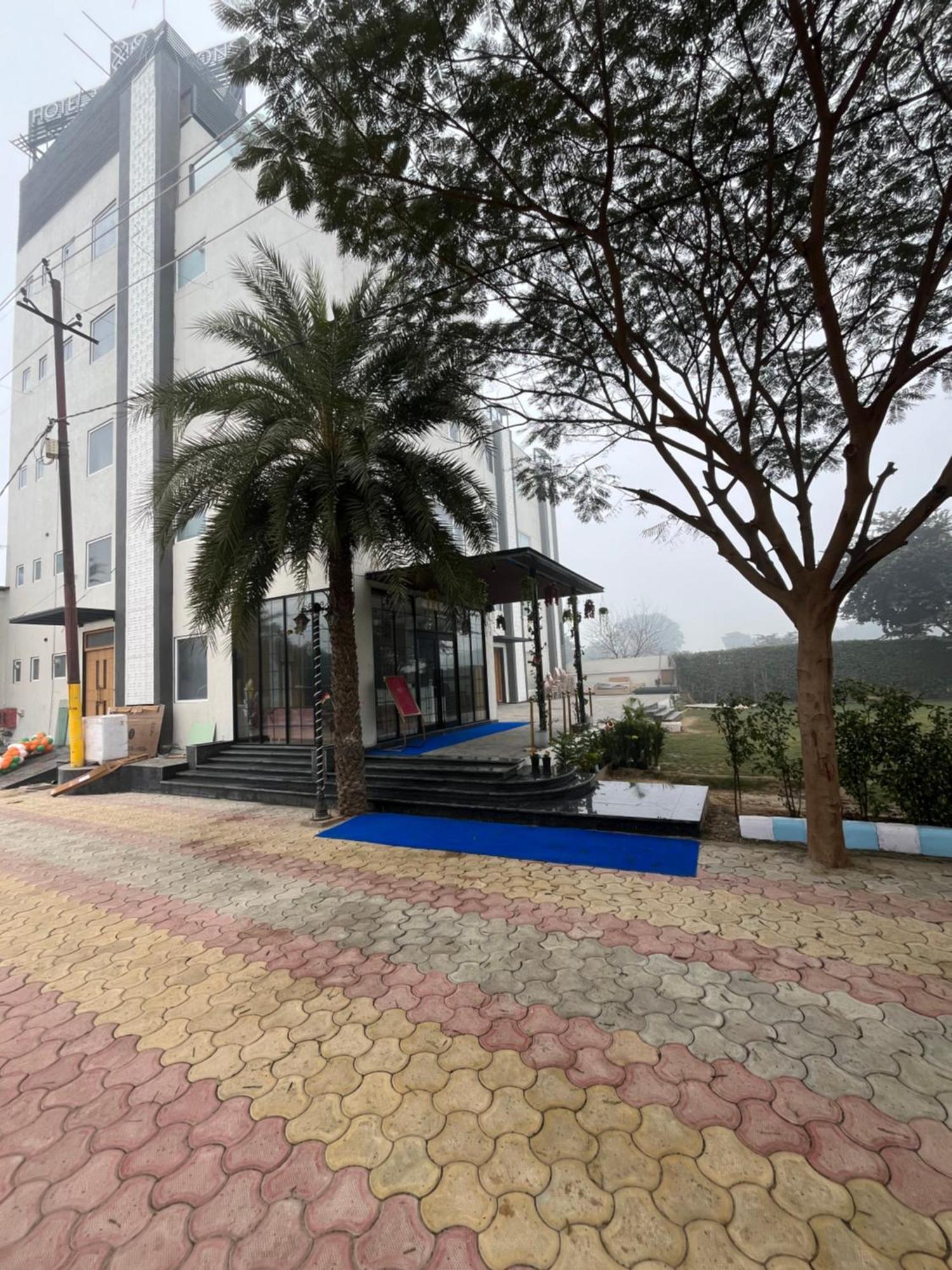 Hotel Three Seasons Vrindāvan Exteriör bild