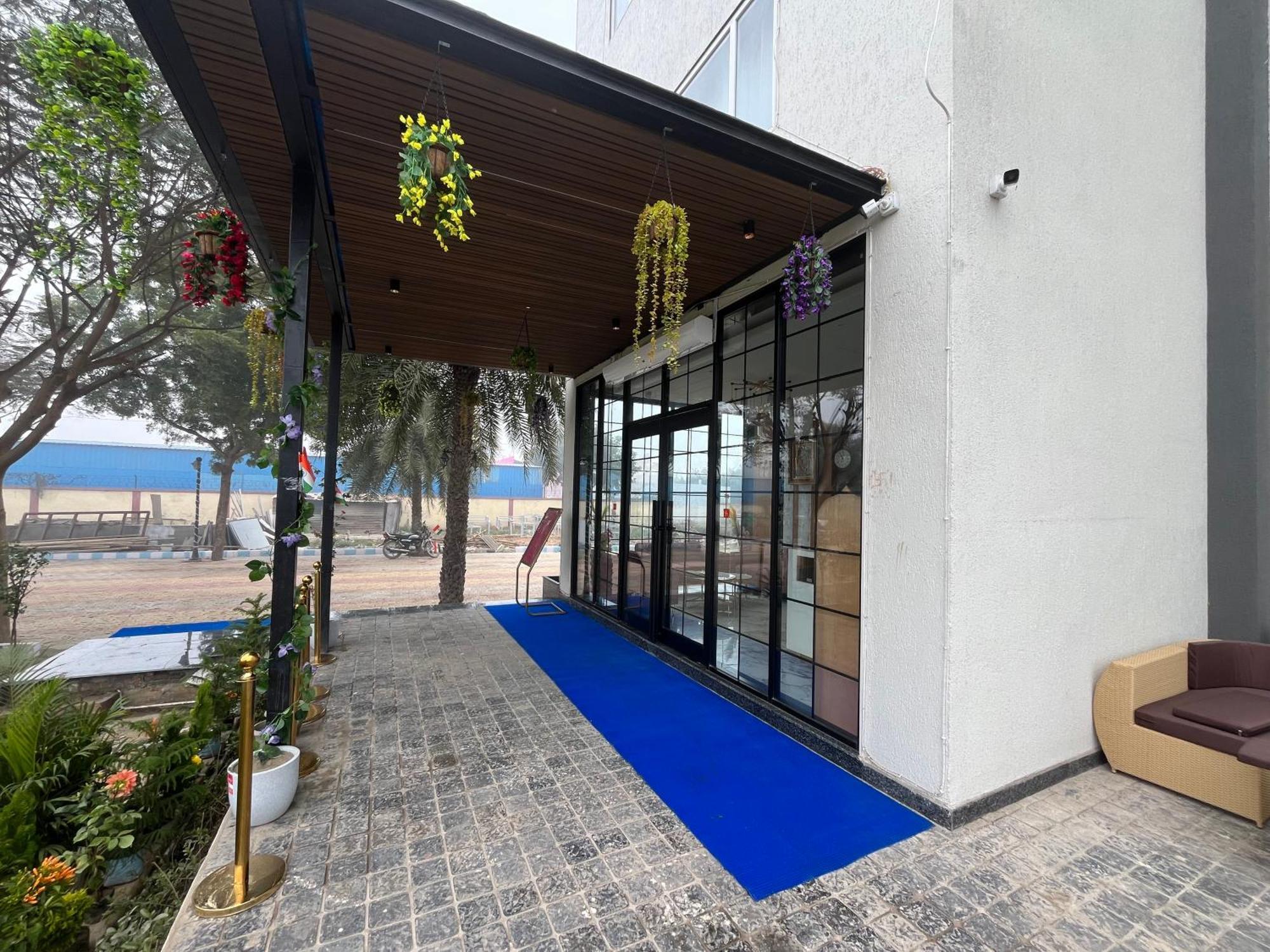 Hotel Three Seasons Vrindāvan Exteriör bild