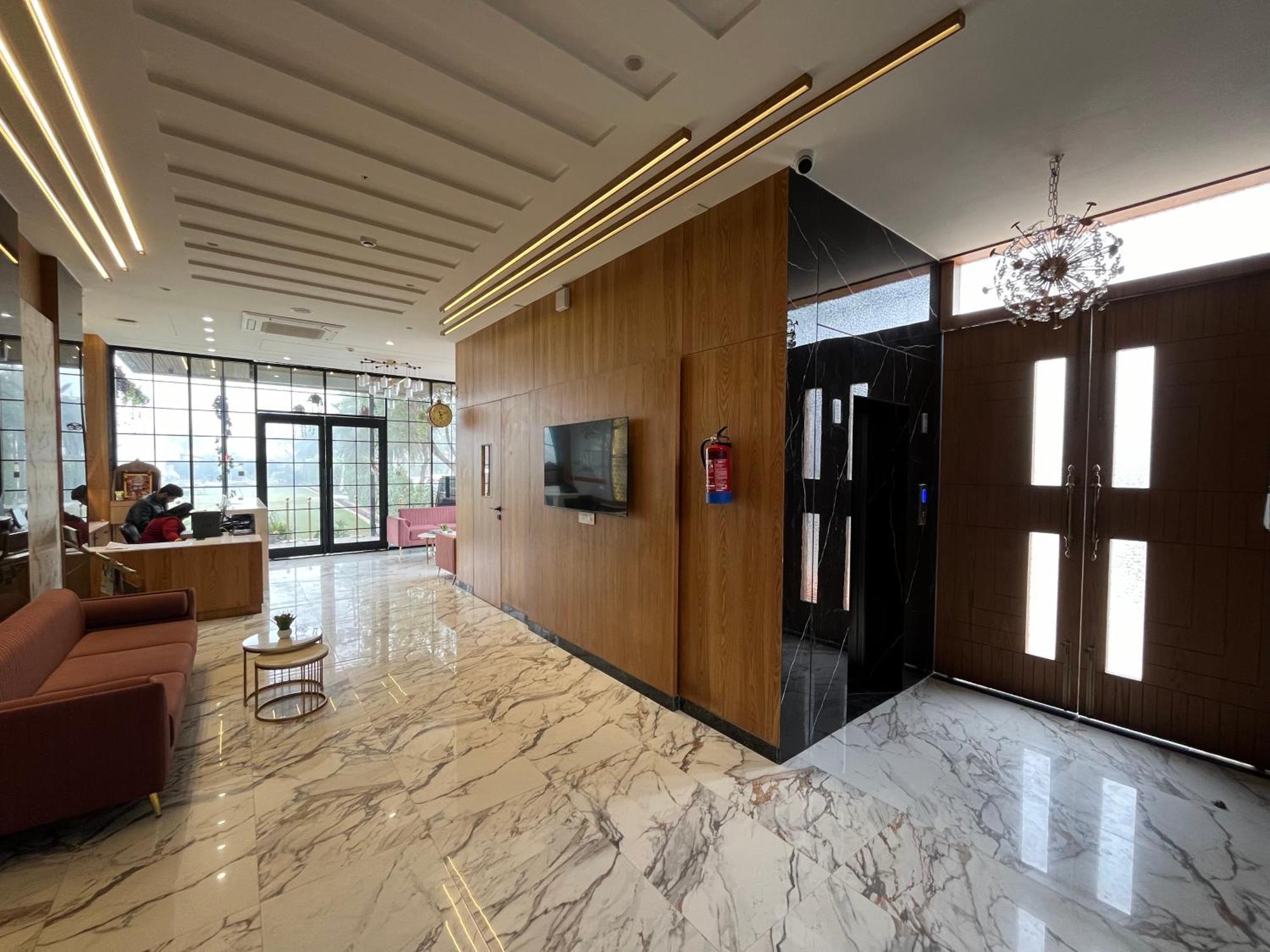 Hotel Three Seasons Vrindāvan Exteriör bild