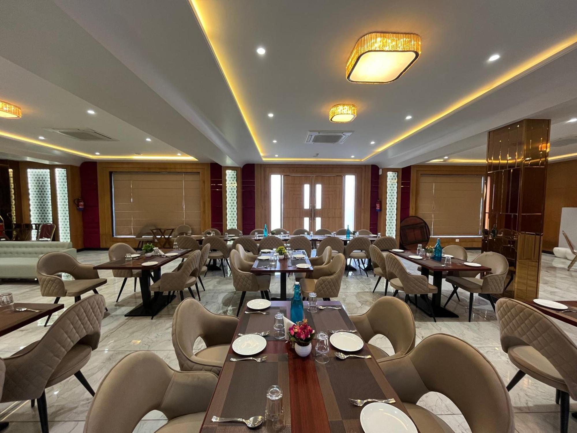 Hotel Three Seasons Vrindāvan Exteriör bild