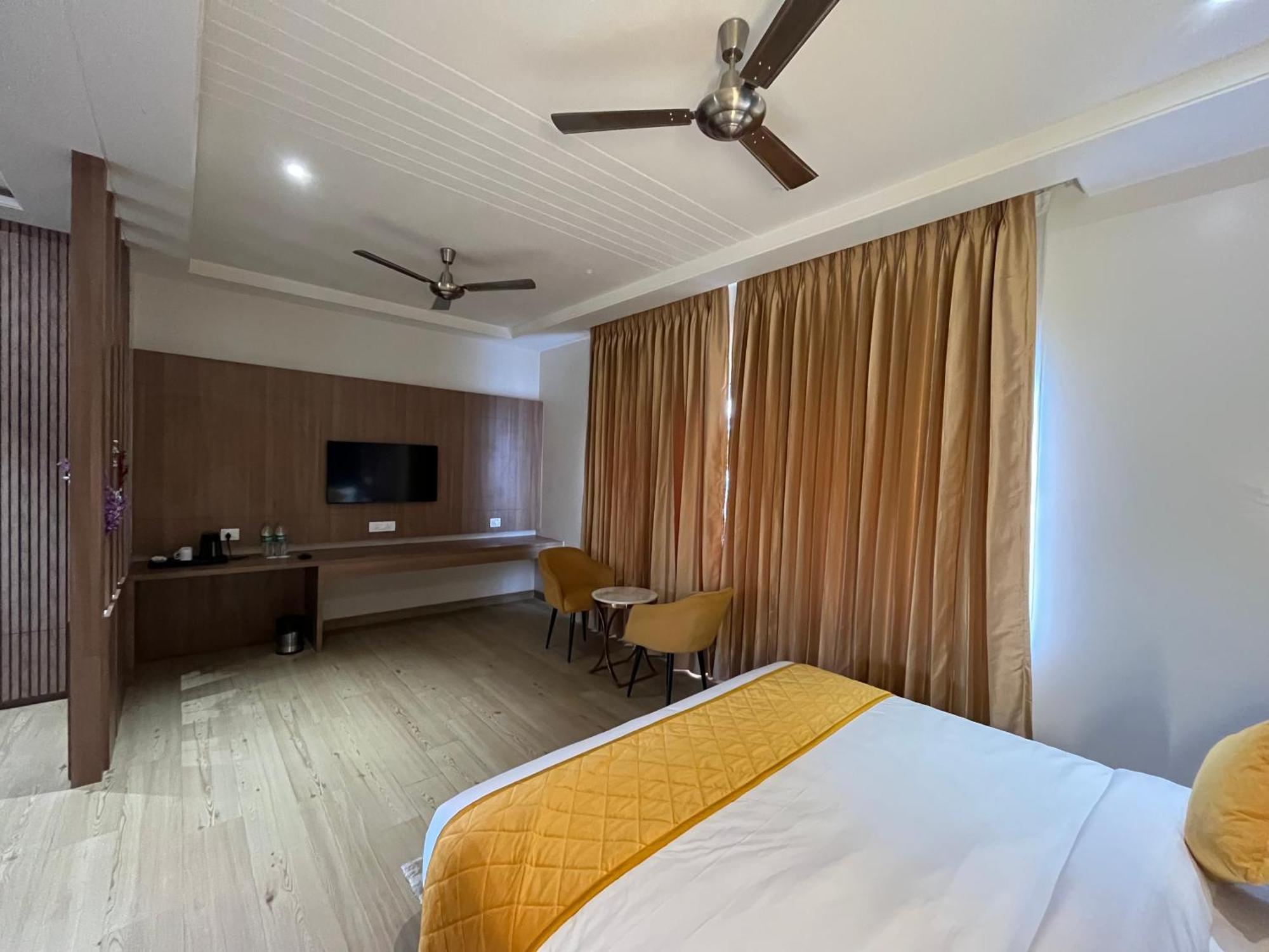 Hotel Three Seasons Vrindāvan Exteriör bild
