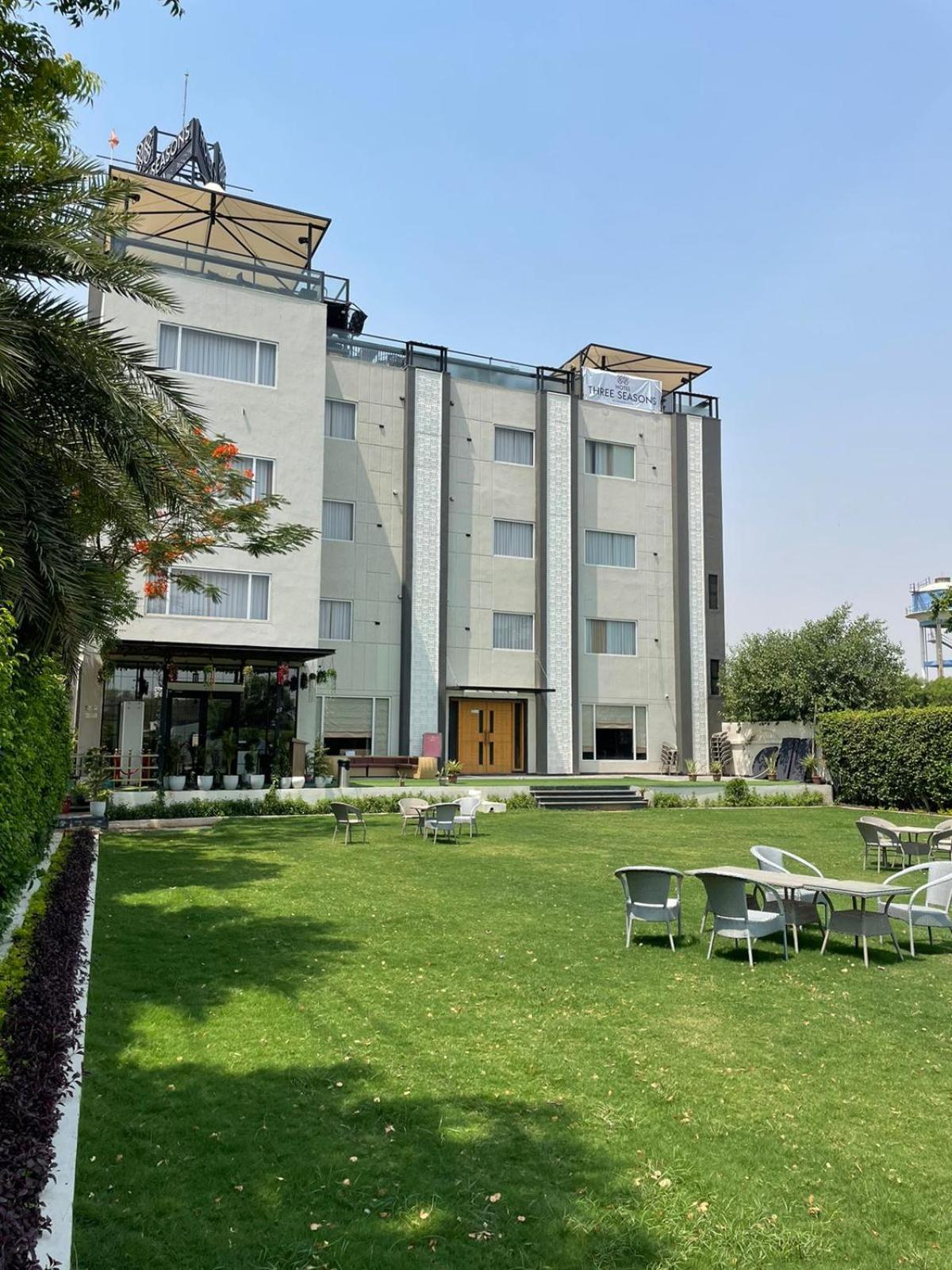 Hotel Three Seasons Vrindāvan Exteriör bild