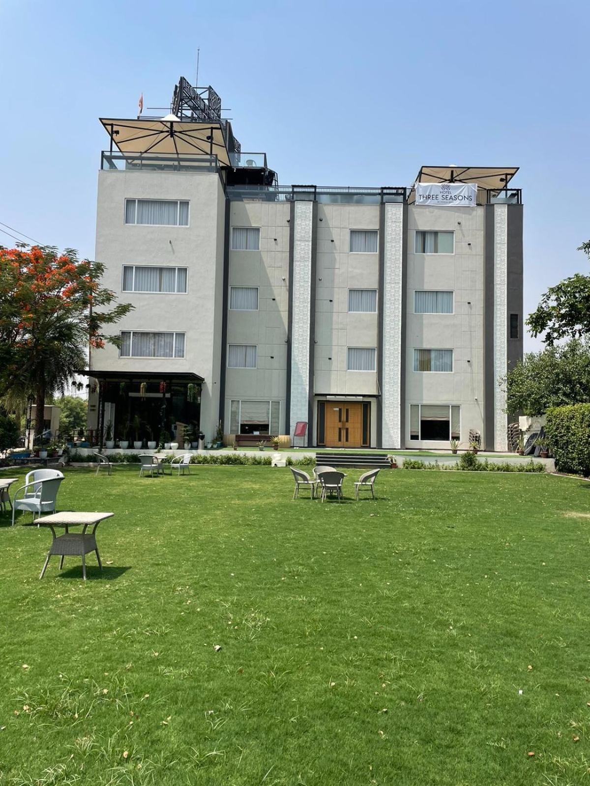 Hotel Three Seasons Vrindāvan Exteriör bild