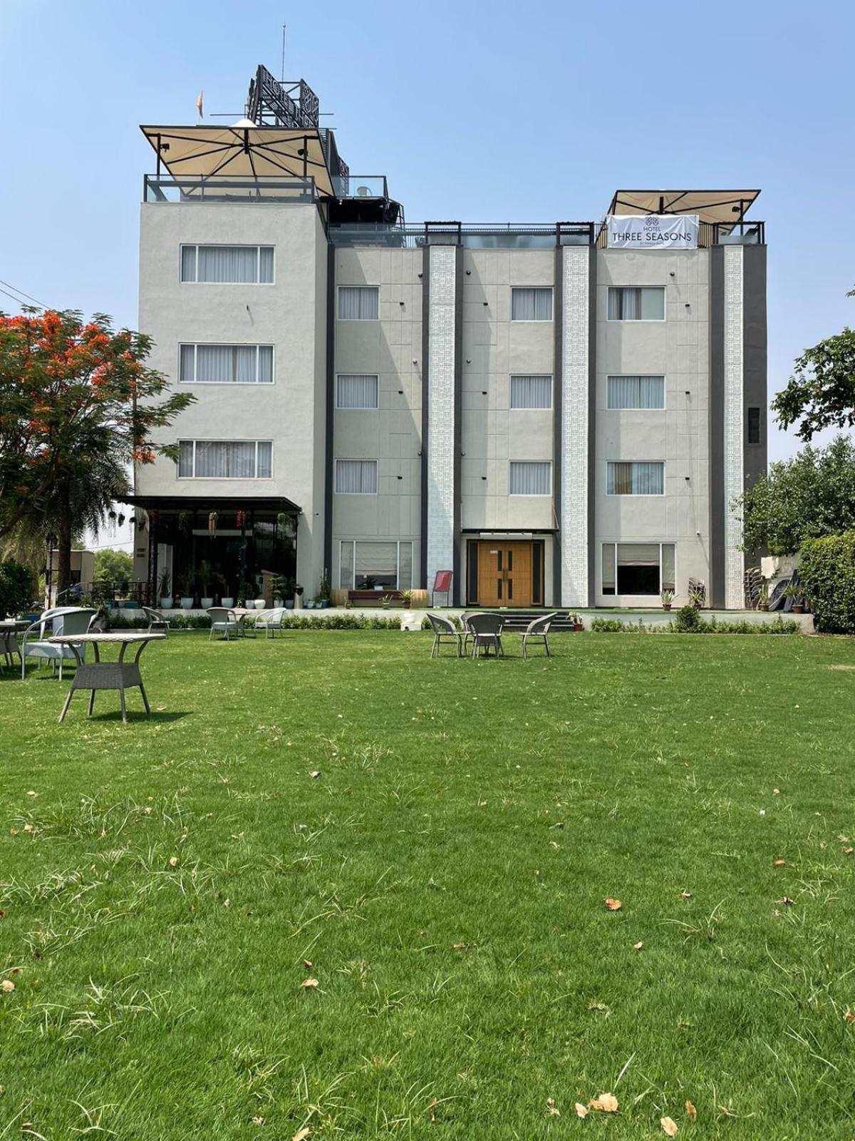 Hotel Three Seasons Vrindāvan Exteriör bild