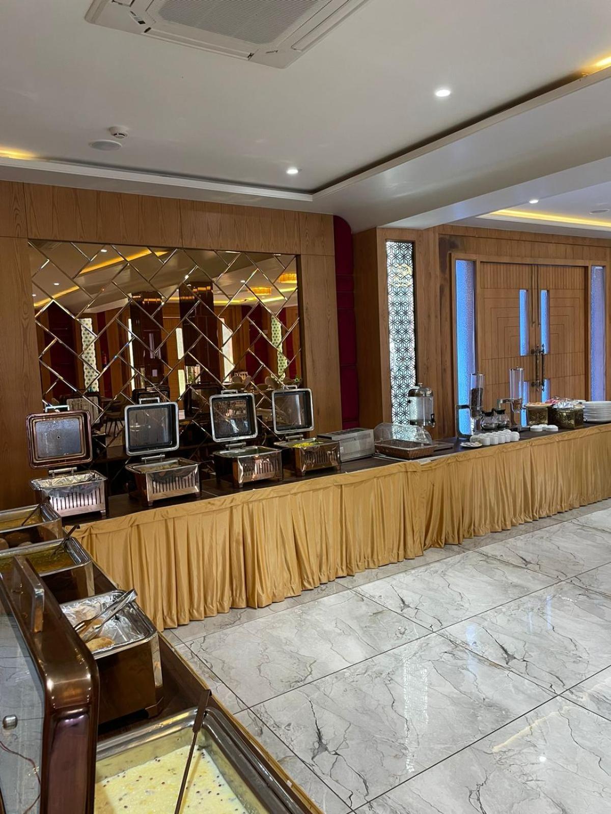 Hotel Three Seasons Vrindāvan Exteriör bild