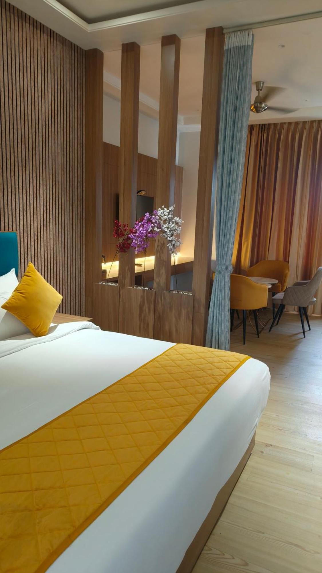 Hotel Three Seasons Vrindāvan Exteriör bild