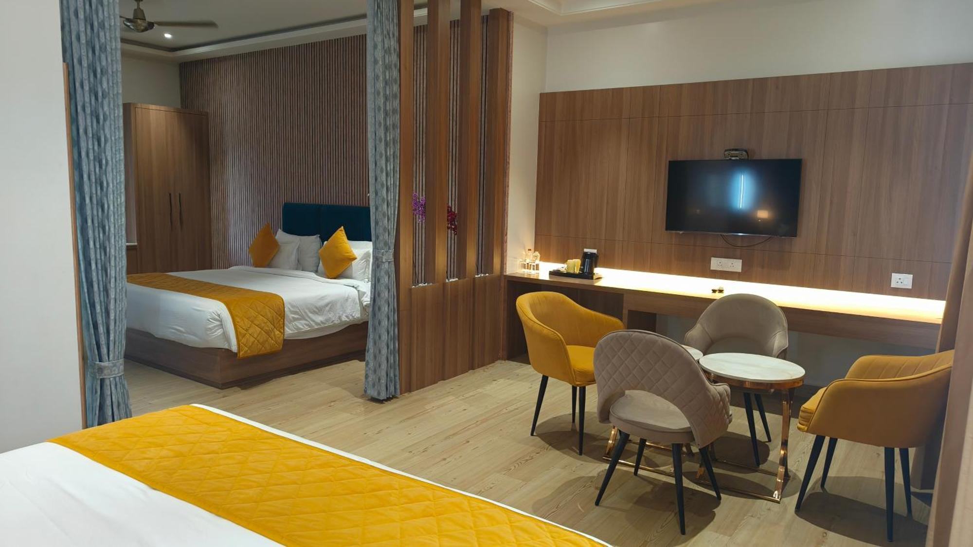Hotel Three Seasons Vrindāvan Exteriör bild