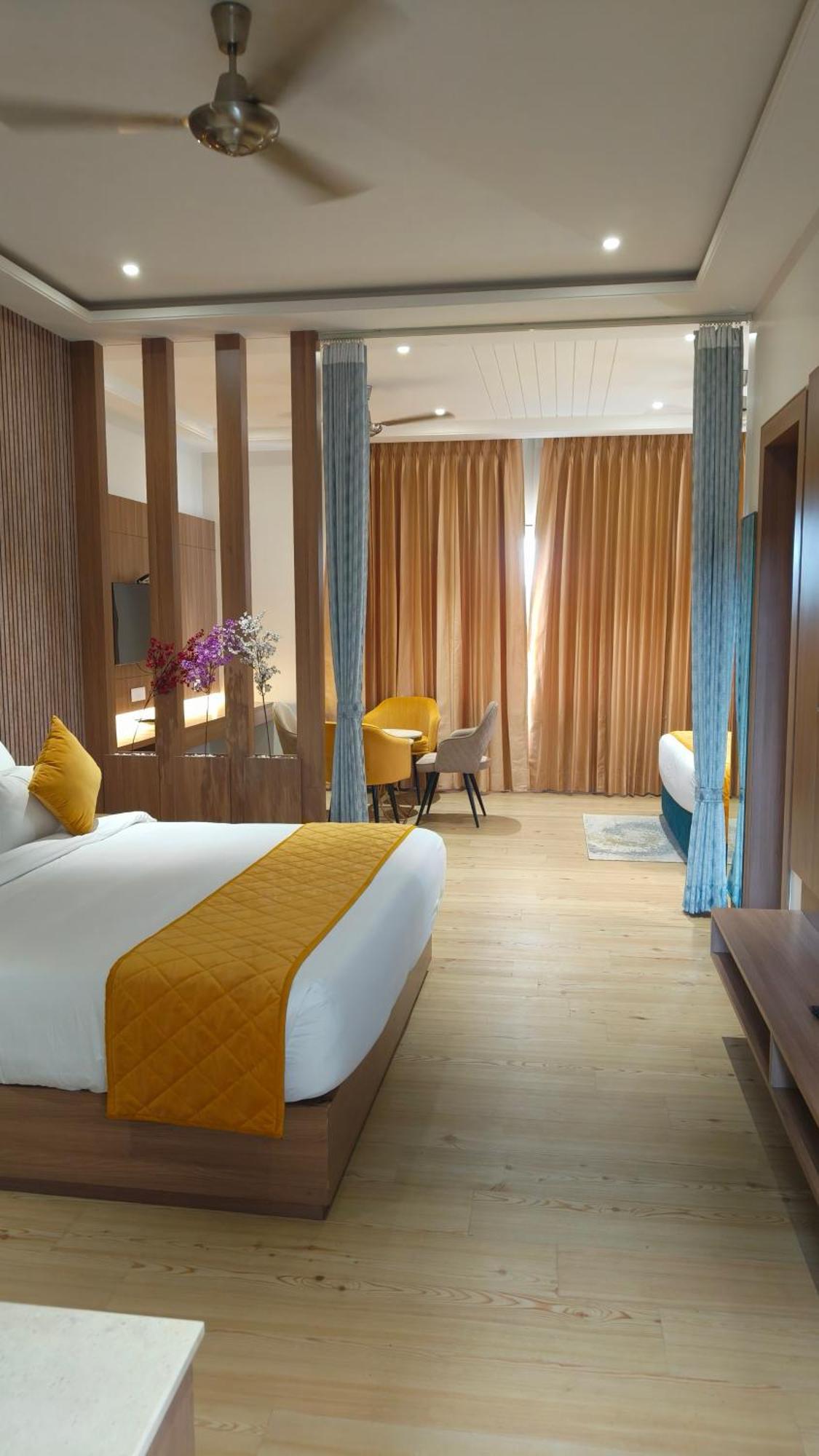 Hotel Three Seasons Vrindāvan Exteriör bild