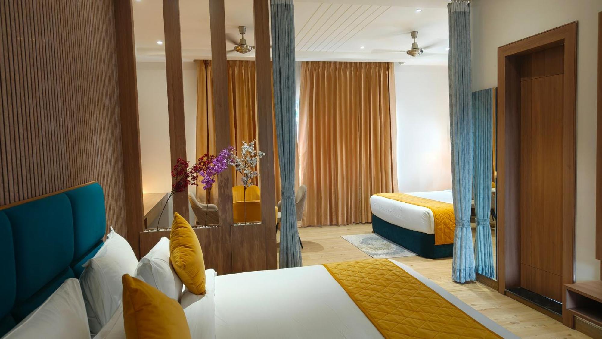 Hotel Three Seasons Vrindāvan Exteriör bild