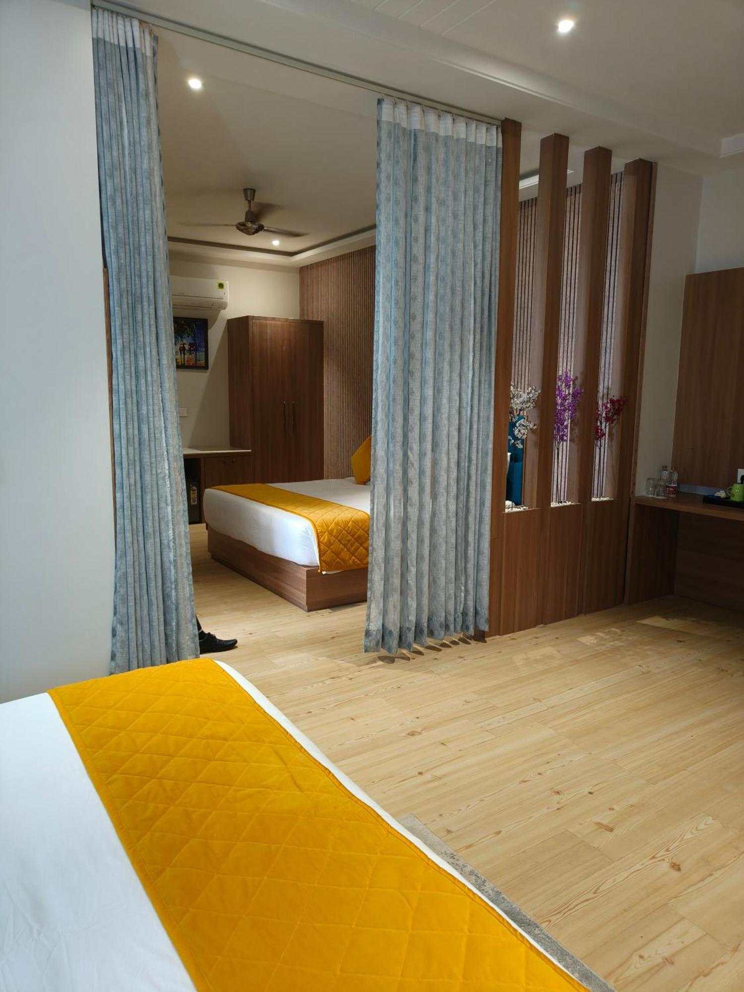 Hotel Three Seasons Vrindāvan Exteriör bild